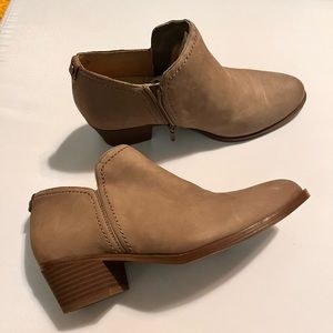 Naturalizer Zarie booties size 8 suede taupe tan boots
